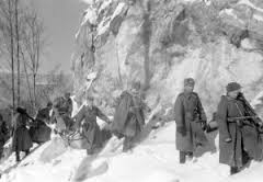 Советские бойцы преодолевают Карпаты, 1945
