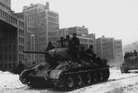 Танкісти на звільнених харківських вулицях, березень 1943