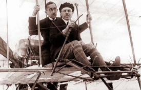 М. Ефимов вместе с пассажиром на самолете «Фарман-IV»
