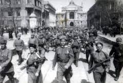 Советские войска маршируют по улицам освобожденной Одессы