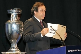 Президент УЕФА Мишель Платини объявил, что право на проведение Евро-2012 получили Украина и Польша