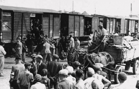 Крим татари чекають на депортацію. Судак, 1944