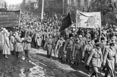 Червона армія на київських вулицях із закликами до об’єднання в єдину інтернаціональну країну. 1918