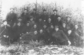 Генерал-майор С. Ковпак с группой командиров Сумского партизанского соединения после возвращения из Карпатского рейда