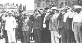 Руководители КП (б) У и правительства Украинской ССР на Привокзальной площади в Киеве, 24 июня 1934