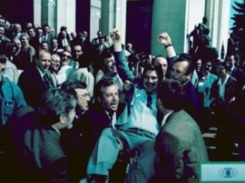 Народные депутаты Украины радуются после принятия Конституции, утро 28 июня 1996
