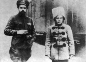 Нестор Махно і командир Задніпровської дивізії П.Є. Дибенка
