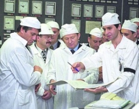 Президент Украины Л. Кучма и сотрудники ЧАЭС во время остановки энергоблока № 3
