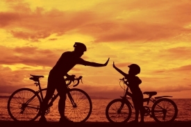 Проведення разом спортивного дозвілля батька і сина - це найкращі моменти життя