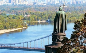 Благодаря князю Владимиру Киевская Русь в 988 году получила крещение. Памятник Владимиру над Днепром в Киеве
