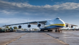 Ан-225 с максимальной снаряженной массой 640 000 кг является самым тяжелым самолетом в мире.