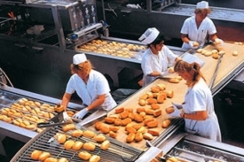 Працівники харчової промисловості за роботою. фото: sibdepo.ru