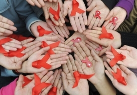 Официальным символом борьбы си СПИДом стала красная ленточка