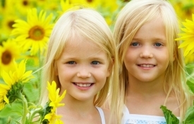Здоровые и счастливые девочки - в будущем счастливы мами. фото: cards.tochka.net
