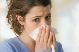 Сльози, нежить і чхання - не завжди ознаки застуди. Часто такі симптоми ознака алергії. фото: health.obozrevatel.com