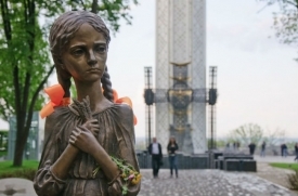 Скульптура девочки, трогательно прижимающей к груди колоски пшеницы, напоминает о существующем в 30-е годы законе «о пяти колосках»