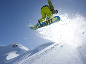 Сноубординг - вид спорту, що полягає в спуску із засніжених схилів і гір на сноуборді. фото: fotodes.ru