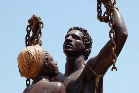 Более 400 лет, в процессе трансатлантической работорговли жертвами стали более 15 миллионов мужчин, женщин и детей