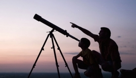 У День астрономії тисячі астрономічних клубів, наукових музеїв, обсерваторій, планетаріїв в багатьох країнах проводять безліч цікавих заходів