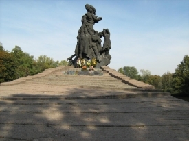 Памятник советским гражданам и военнопленным, расстрелянным в Бабьем Яру. фото: babyn-yar.gov.ua